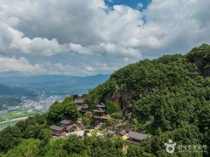 산비탈 전각과 멀리 보이는 구례 평야
