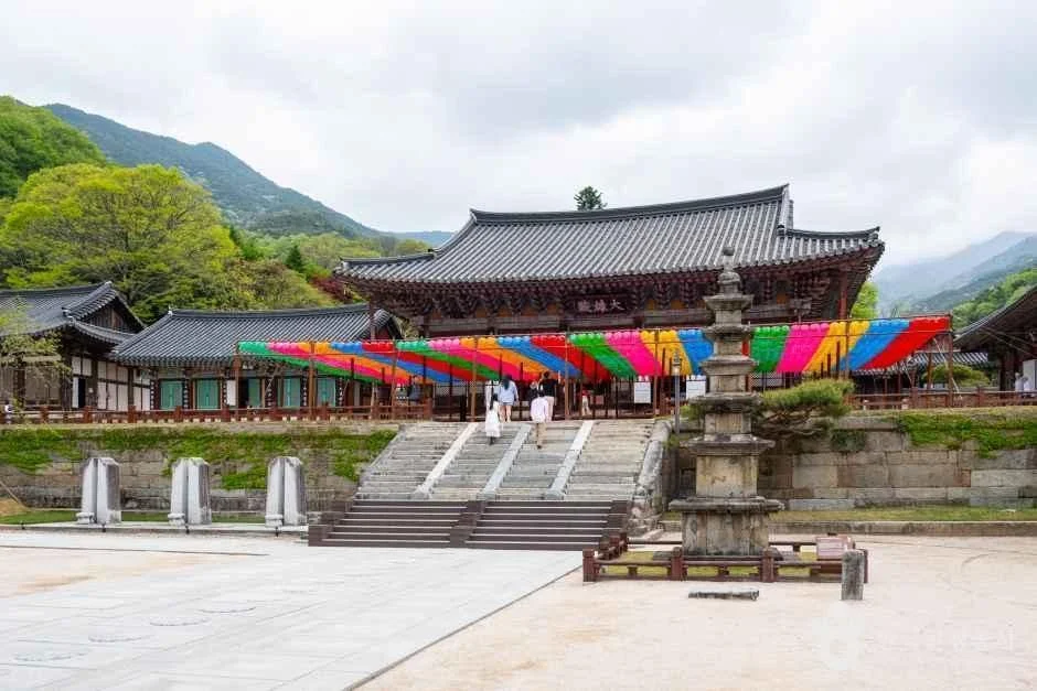 화엄사 경내 건물과 석탑