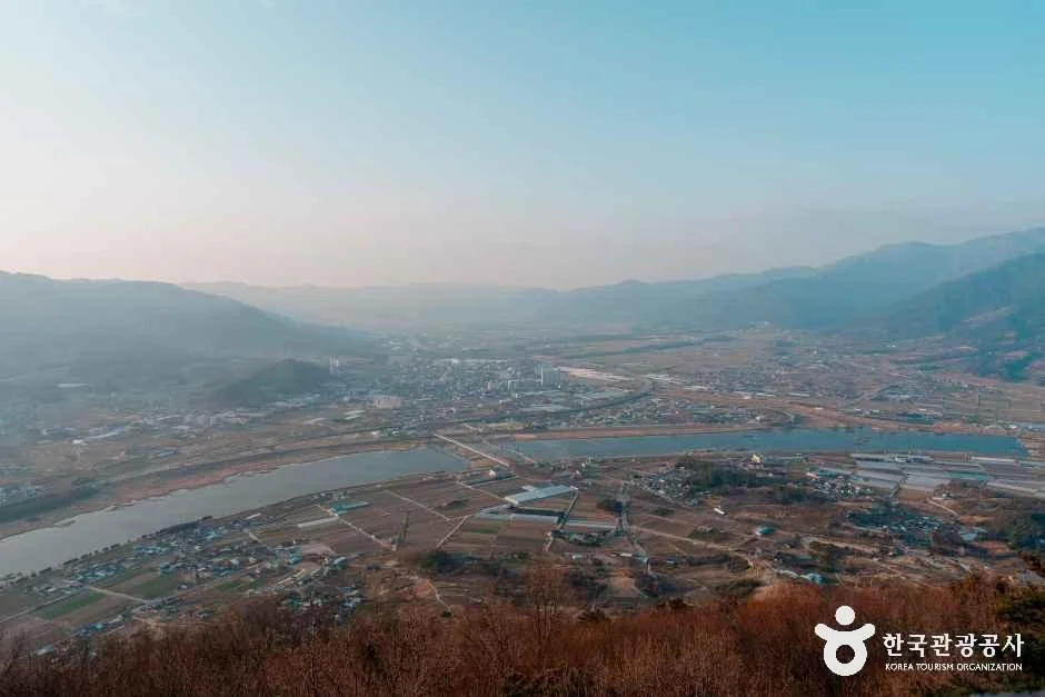 오산에서 내려다본 평야와 섬진강