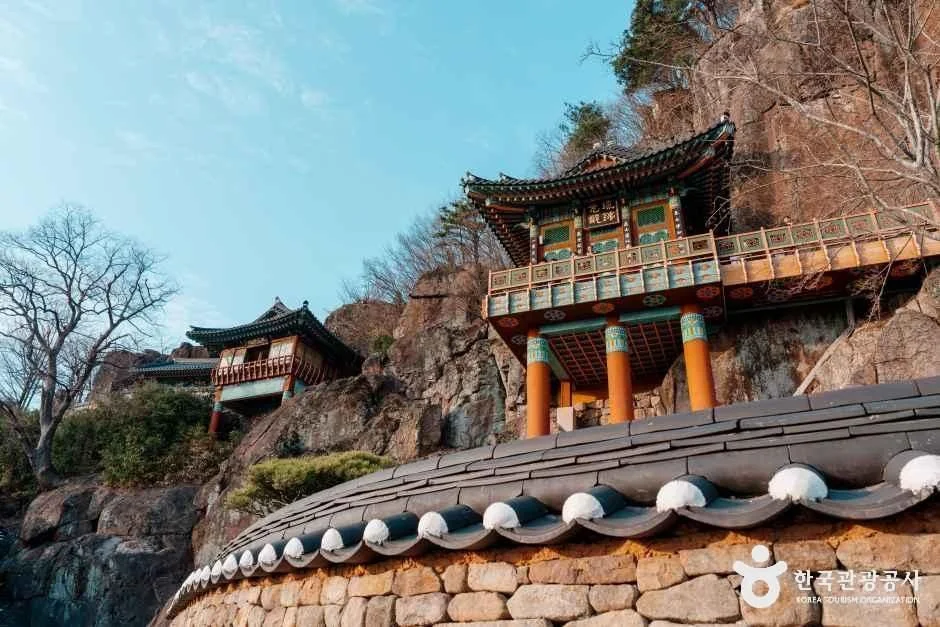 절벽에 붙은 약사전 전각과 성벽