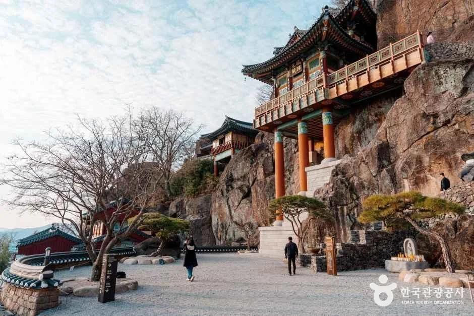 약사전이 걸린 암벽 아래 경내 광장