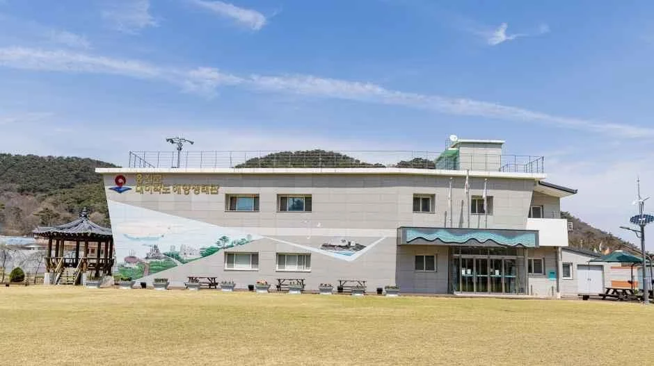 푸른 잔디밭 앞에 선 대이작도 해양생태관 건물
