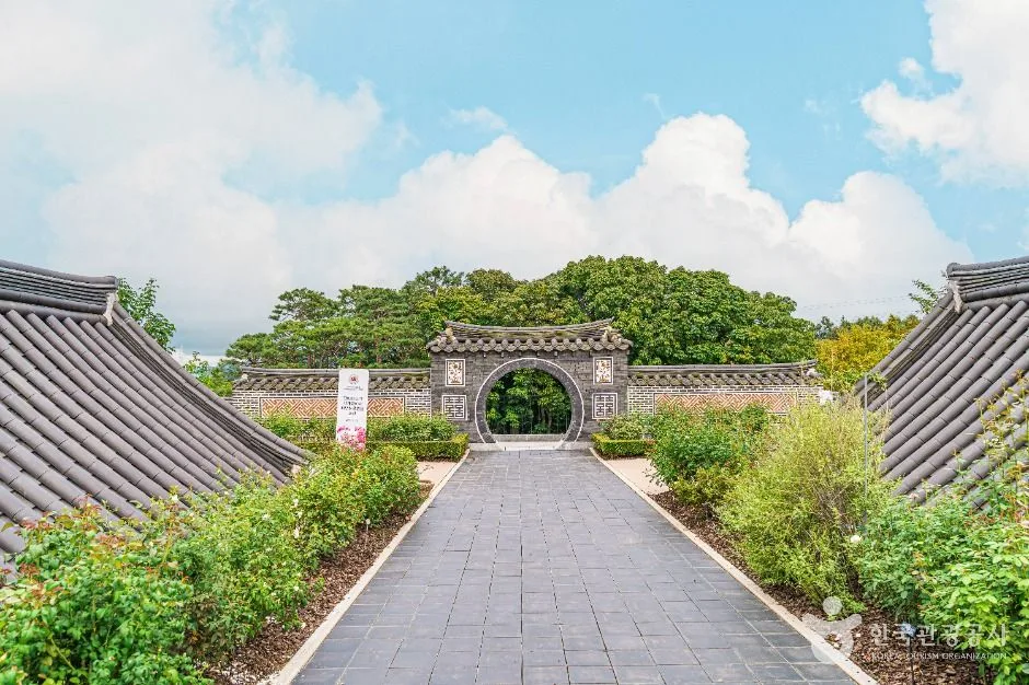 한국도로공사 전주수목원의 한옥 담장과 정원 입구