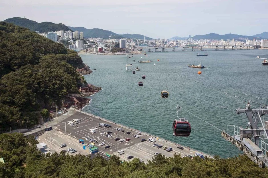 바다 위를 오가는 케이블카 캐빈과 항구, 도심 해안