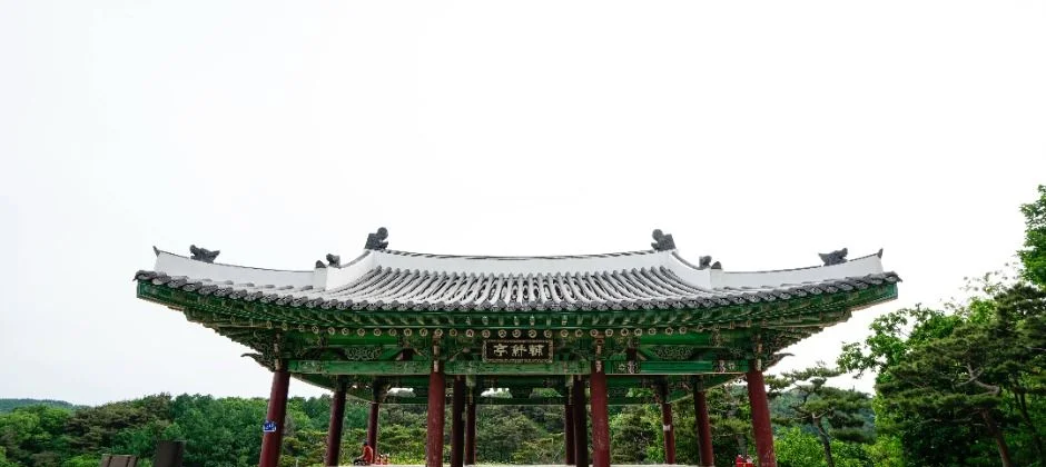 푸른 숲을 배경으로 한 상당산성 안의 정자 전경