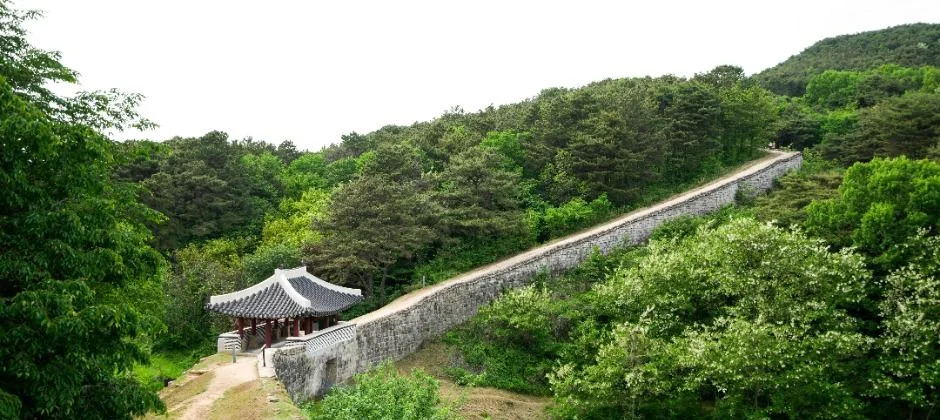 산비탈을 따라 이어지는 상당산성 석축 성벽과 문루