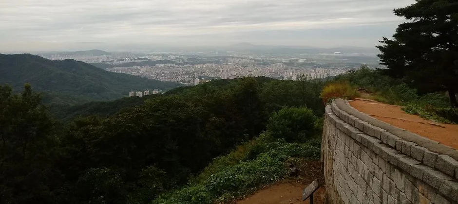성벽 위에서 내려다본 청주 시내 방면 조망