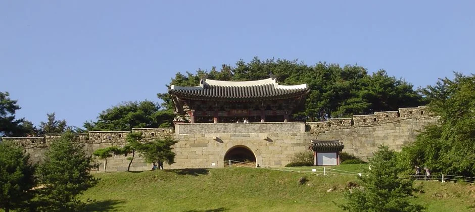 홍예문 위에 문루를 올린 상당산성의 성문과 성벽