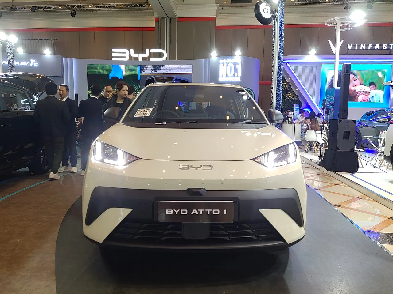 흰색 BYD 아토 1의 전면 모습, 인도네시아 GIIAS 2026 전시장