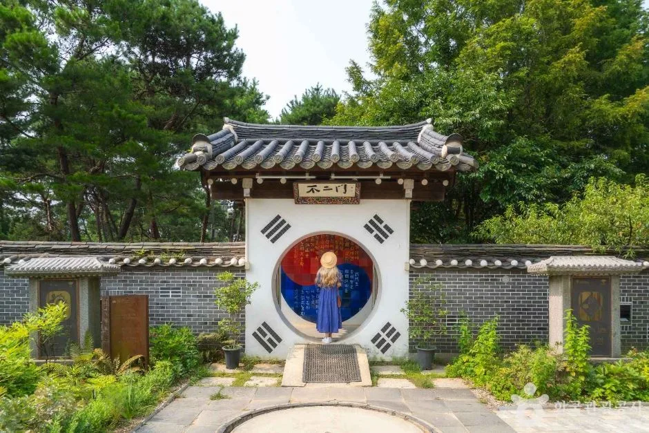 세미원 불이문 앞 마당, 태극 문양 원형 문 안쪽에 서 있는 사람