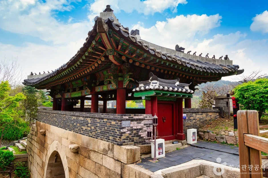 푸른 하늘 아래 성곽 위에 올라선 창의문 문루