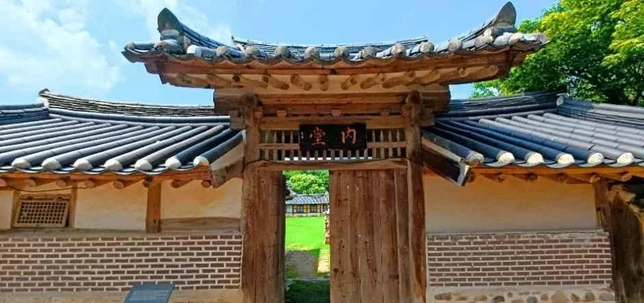 기와 지붕을 얹은 한옥 안채 입구의 문