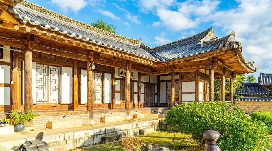 정원 바위와 장독이 놓인 한옥 마당