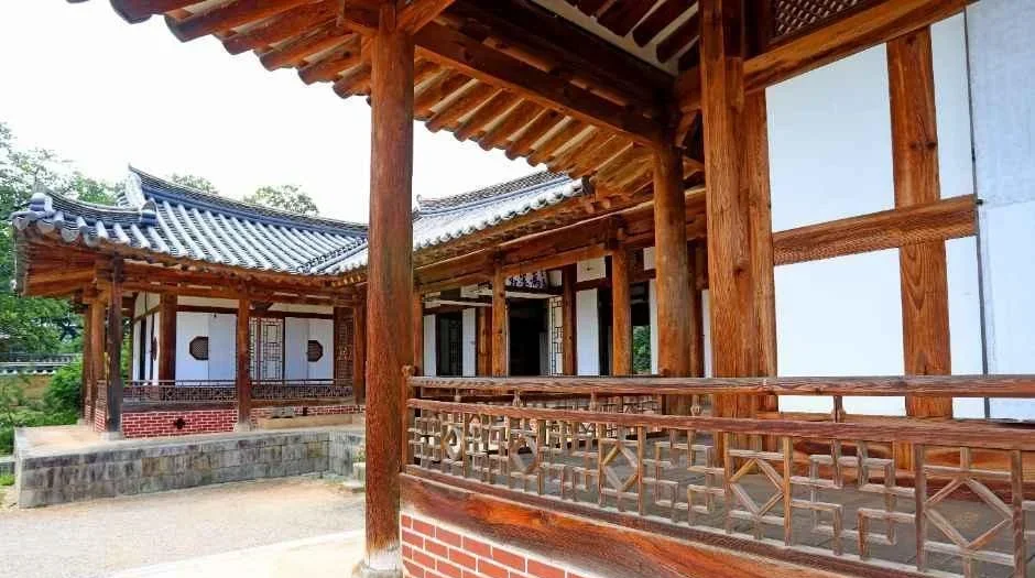처마와 난간이 이어진 사랑채 모서리