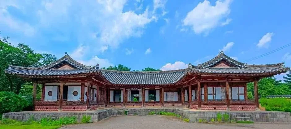 붉은 벽돌 기단 위에 올린 한옥 사랑채 정면