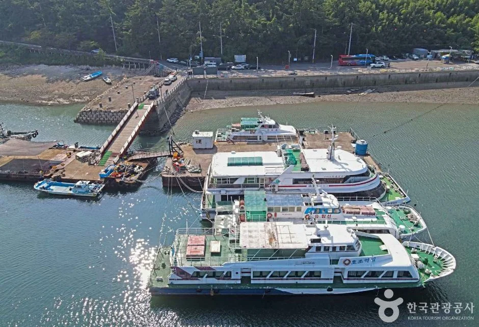 선착장에 정박한 고군산군도 유람선과 여객선