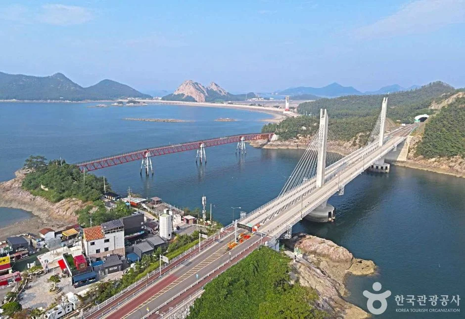 고군산군도의 사장교와 해안 마을을 내려다본 항공 사진