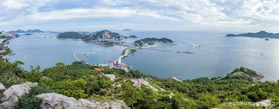 장자도 마을과 뒤로 솟은 산