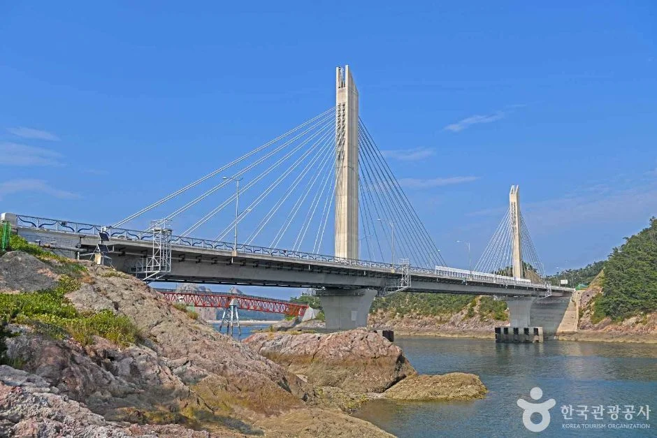 주탑과 케이블이 보이는 장자도 쪽 사장교와 해안