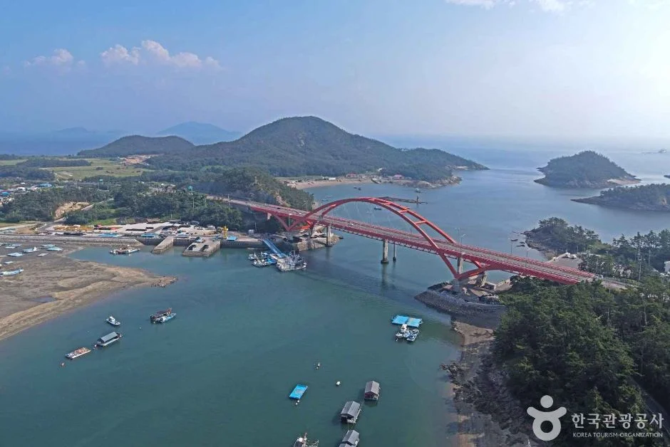 붉은 아치형 선유대교와 주변 섬을 내려다본 항공 사진