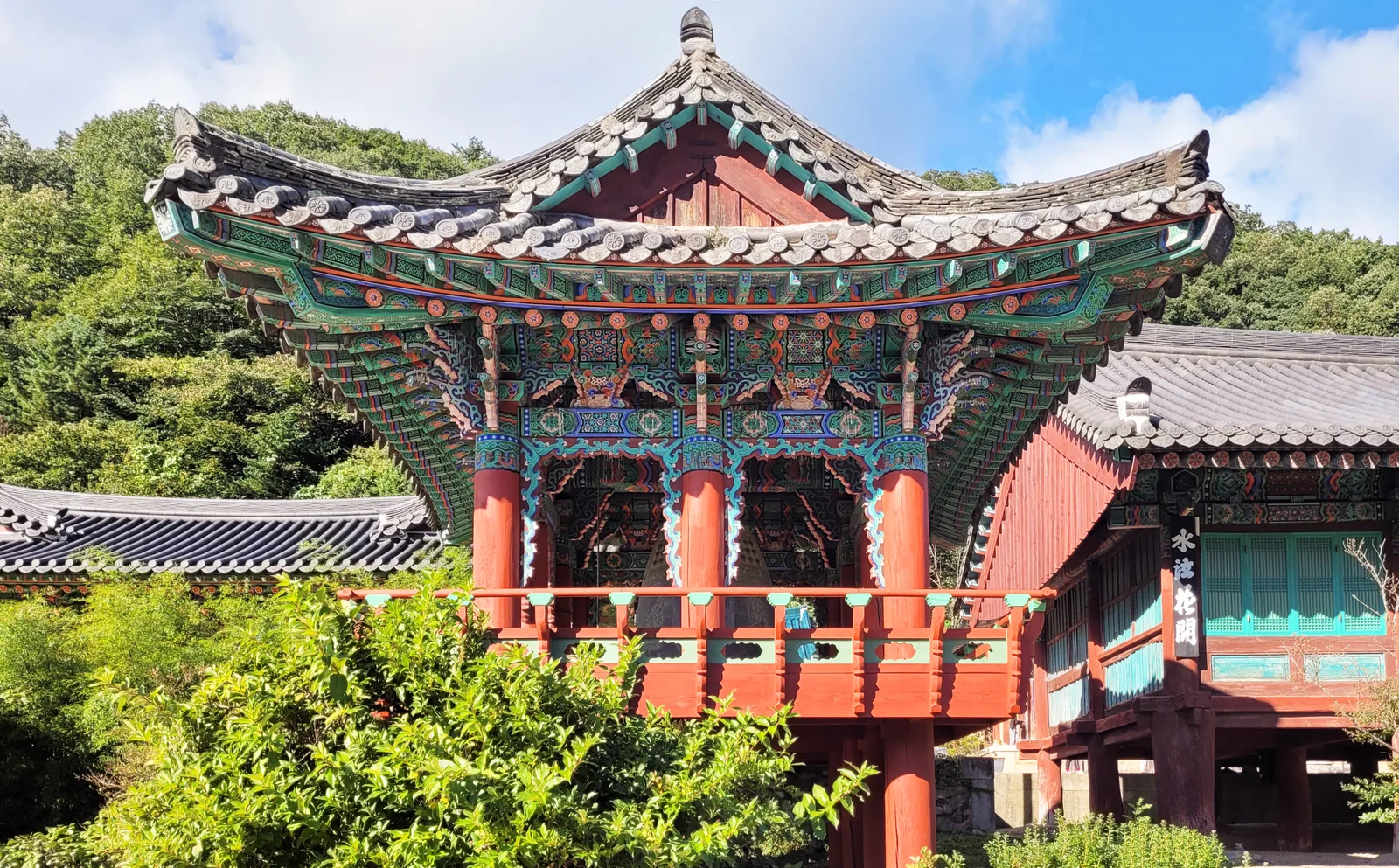 설악산 신흥사의 단청이 화려한 전통 목조 법당