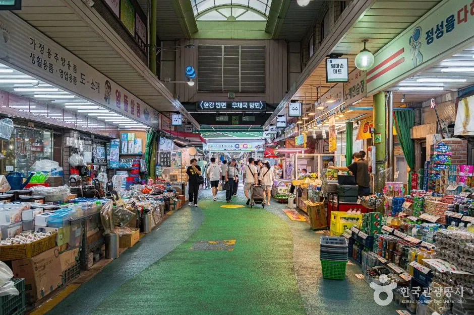 상점 간판이 늘어선 망원시장 통로를 사람들이 오가는 모습