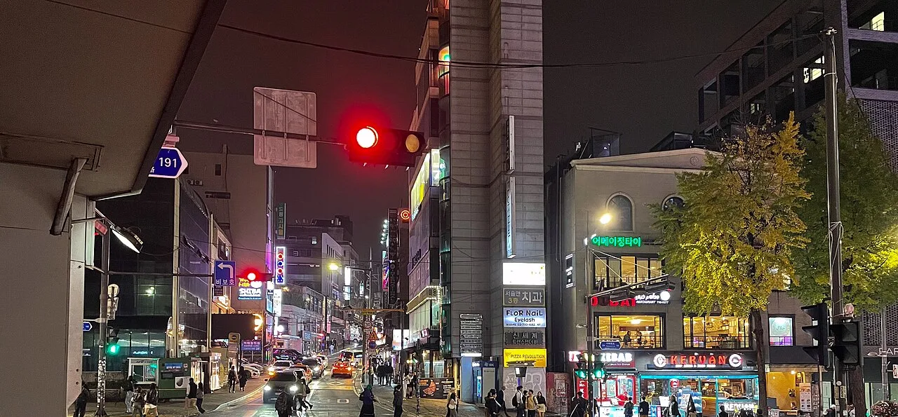 밤 이태원 거리의 적색 신호등과 횡단보도, 건물 사이 교차로