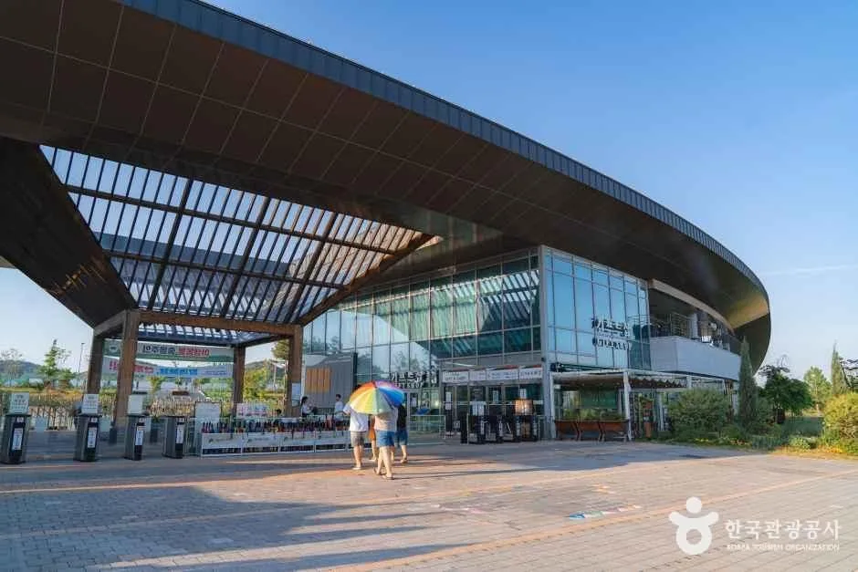유리와 철골 지붕이 덮인 국립세종수목원 입구 건물