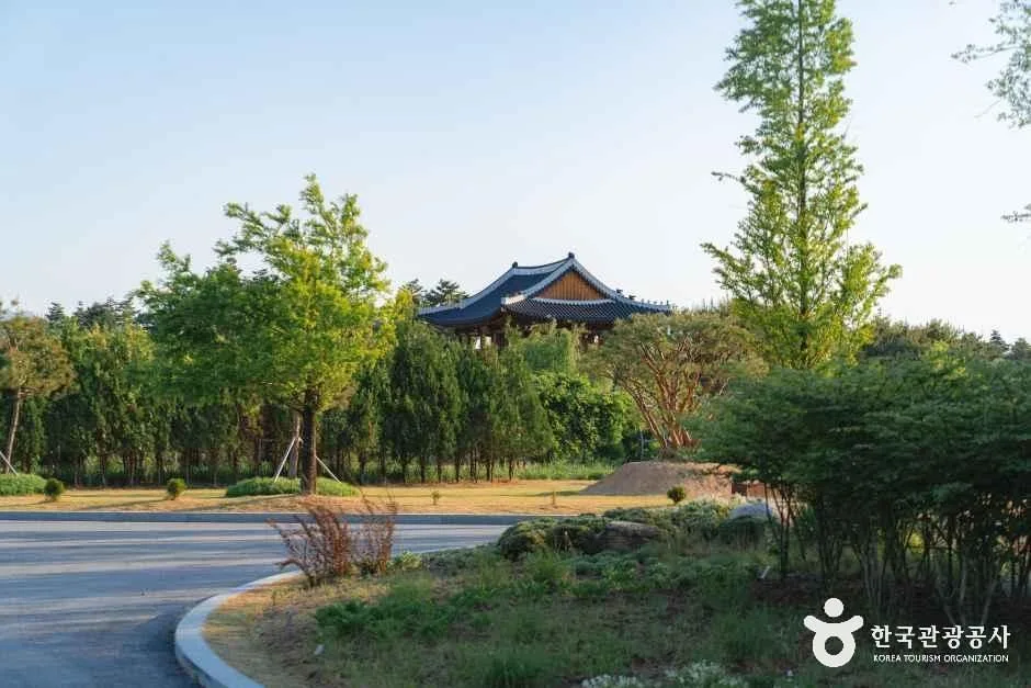 숲 너머로 한옥 전각이 보이는 국립세종수목원 한국전통정원