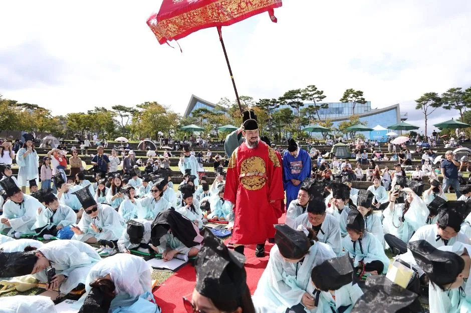 어좌 앞에서 유생 복장 참가자들이 절을 올리는 세종한글축제 재현 행사 장면
