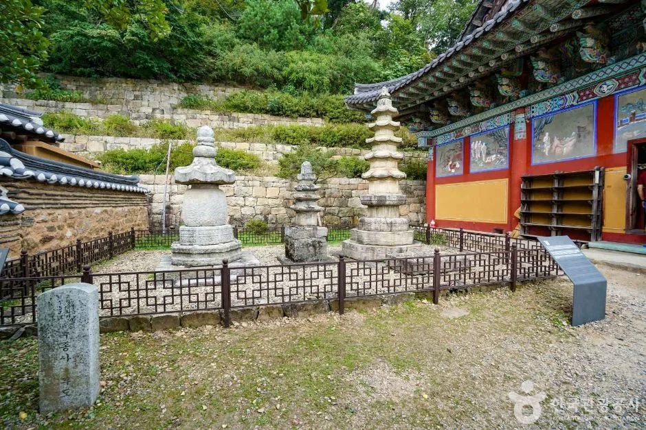 대웅보전 옆 석탑들이 놓인 수종사 경내 마당