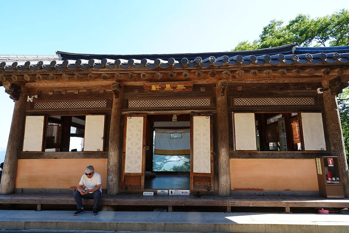 수종사 삼정헌 전면, 툇마루 앞에 앉은 방문객과 창호문