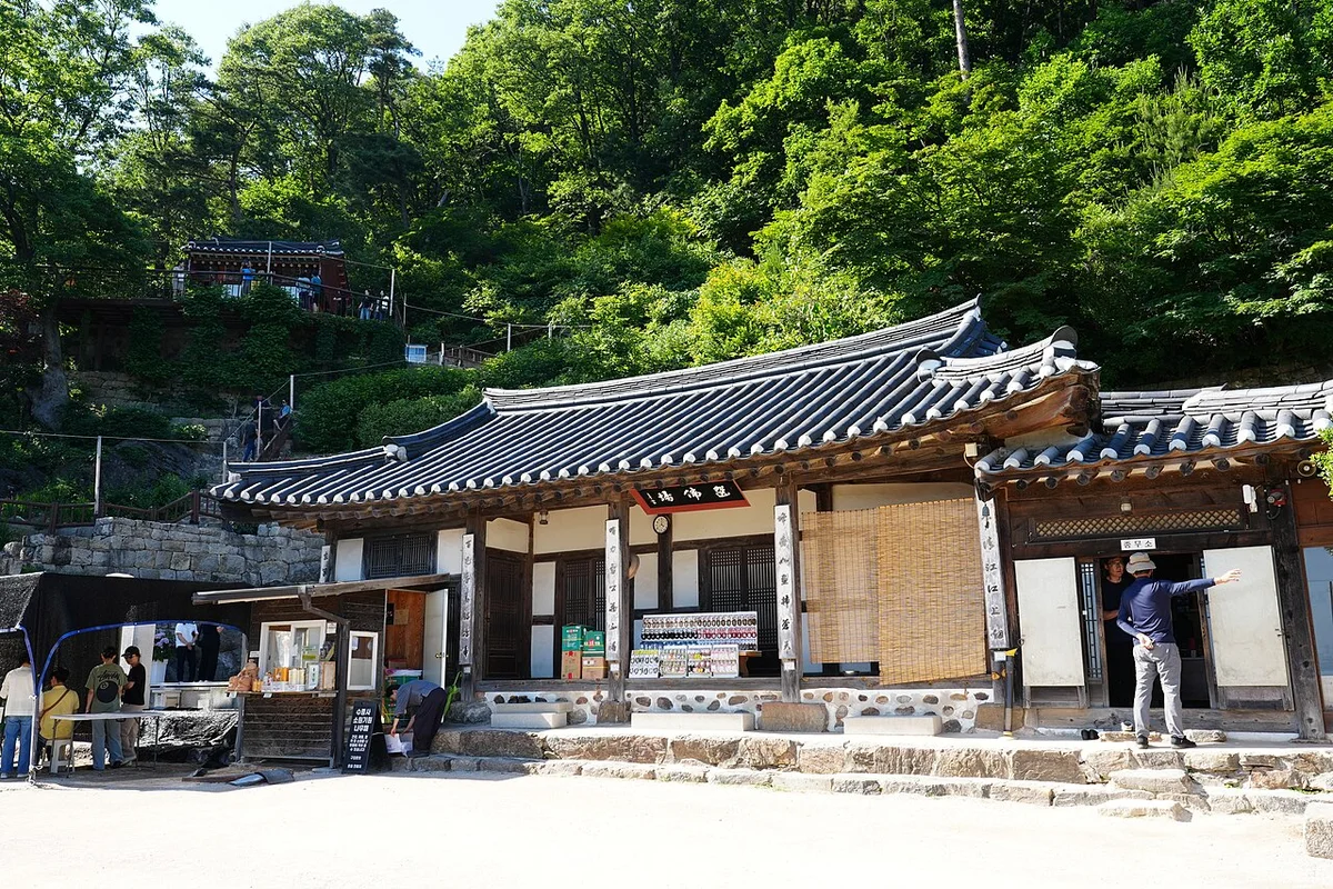 신록 속에 자리한 수종사 선불장 건물과 앞마당의 방문객