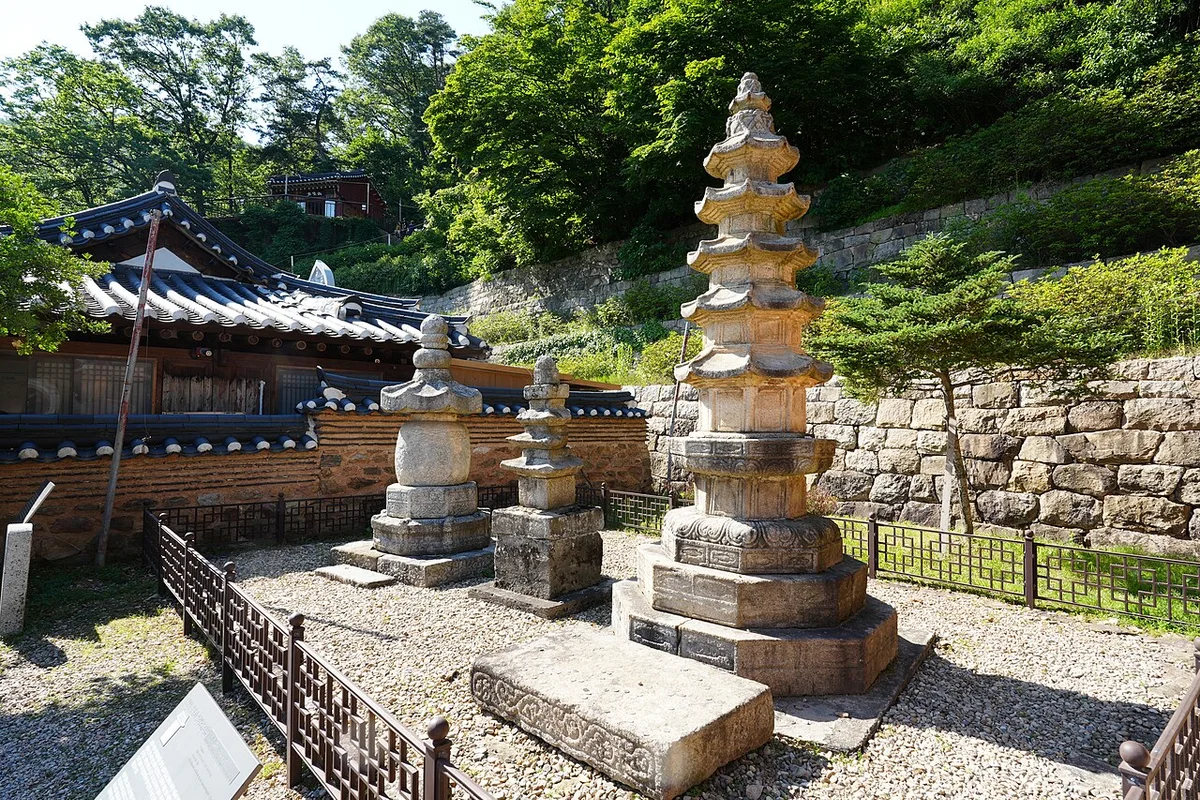 수종사 경내 마당에 선 석탑과 작은 사리탑들, 뒤편 전각 지붕