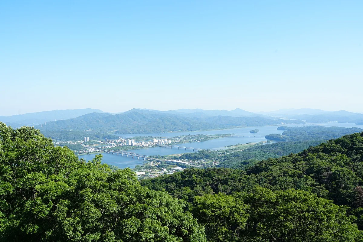 초여름 숲 너머로 한강 물줄기와 시가지, 먼 산이 내려다보이는 수종사 일대 조망