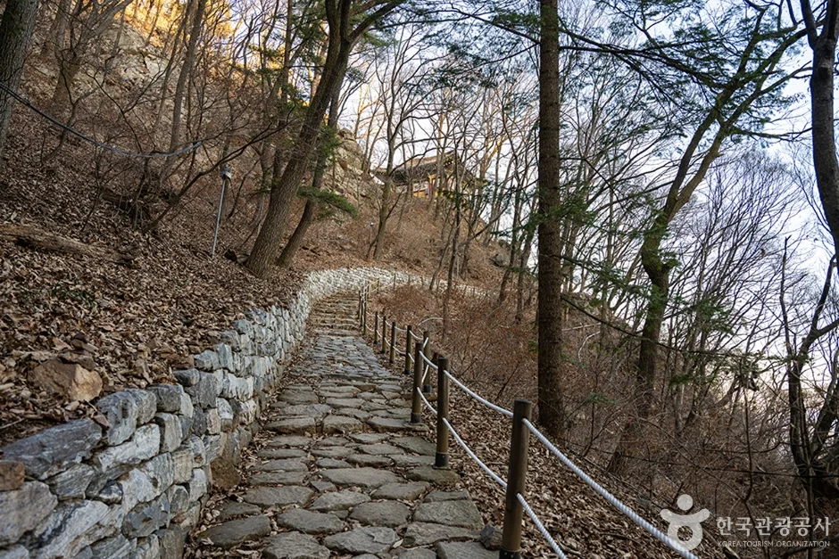 돌계단과 난간이 이어지는 운길산 산길