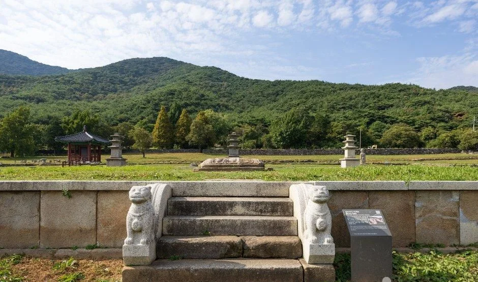 돌계단 양옆에 사자상이 놓인 금당터 석계단과 뒤편의 석탑