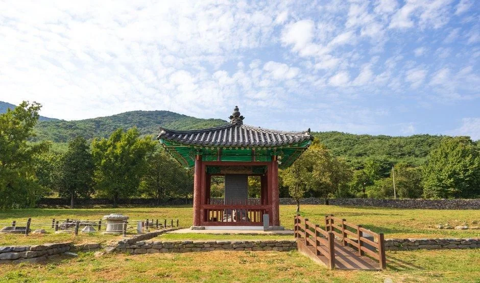 붉은 기둥의 전각과 나무 다리가 보이는 성주사지 탑비각