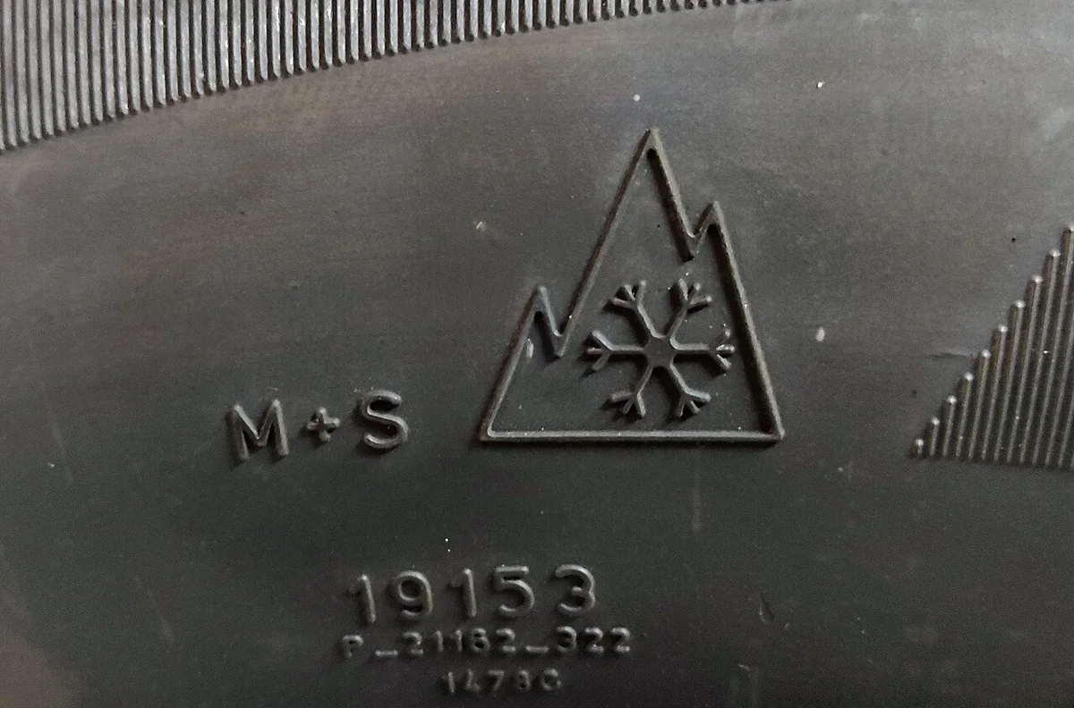 타이어 옆면에 새겨진 M+S 글자와 산 모양 안에 눈송이가 들어간 3PMSF 마크
