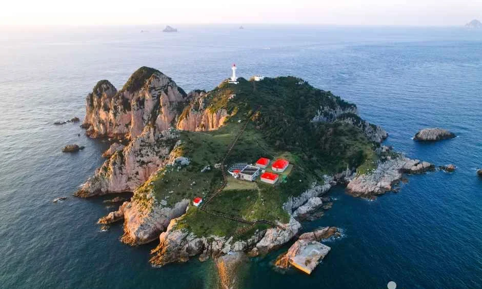 바다 위에 놓인 소매물도 등대섬을 위에서 내려다본 모습