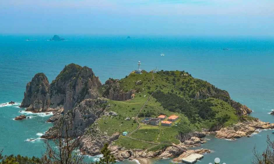 푸른 바다 위에 솟은 기암과 초지가 보이는 소매물도 등대섬