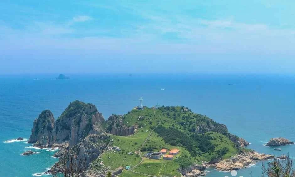 푸른 바다와 기암절벽, 붉은 지붕이 보이는 소매물도 등대섬 전경