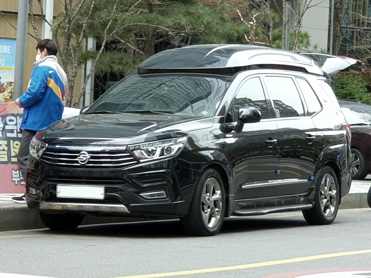 "렉스턴과 카니발을 합쳤다"… 700만원대 국산 9인승 4WD, 다시 주목받는 이유