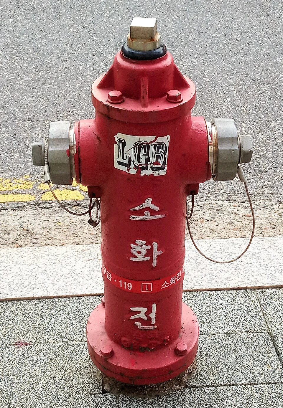 인도 가장자리에 설치된 붉은색 지상식 소화전