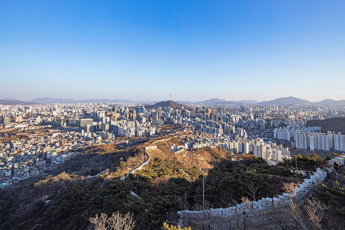 성곽이 산 능선을 따라 도심을 감싸듯 이어지는 인왕산 조망