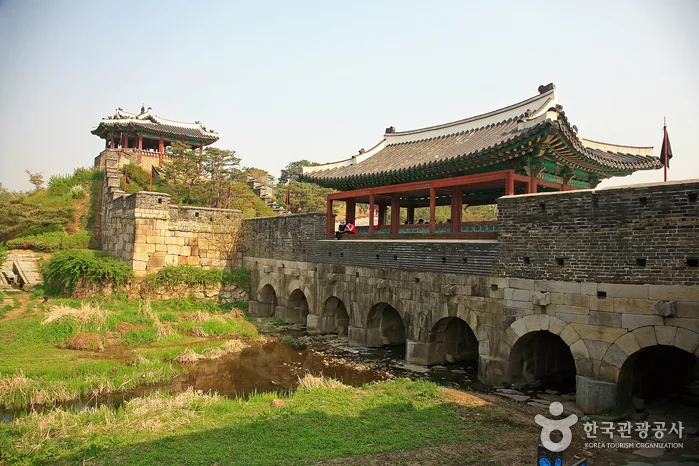 화홍문과 방화수류정이 함께 보이는 수원화성 성곽 풍경