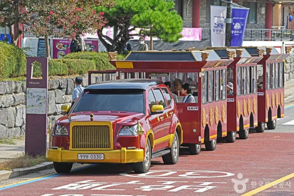 수원화성을 순환 운행하는 관광트램 화성어차