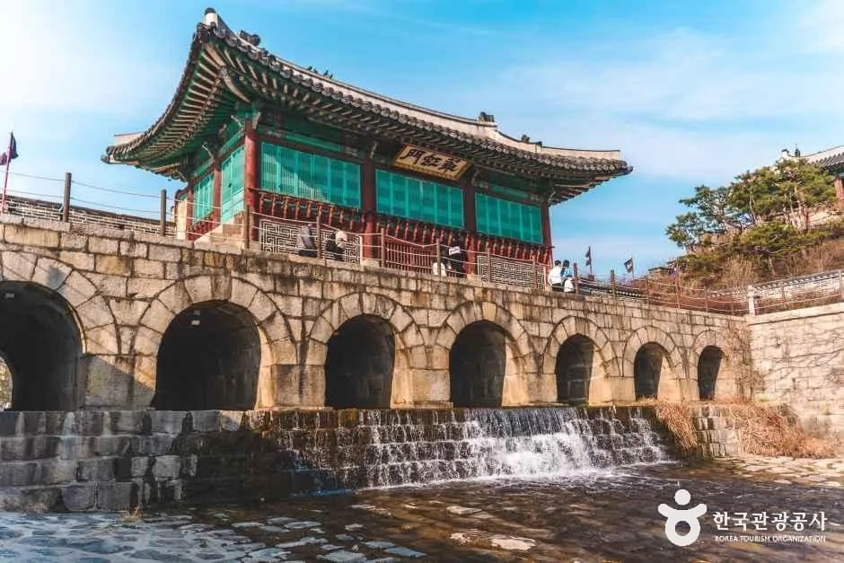 7칸 무지개 모양 수문으로 이루어진 화홍문의 모습