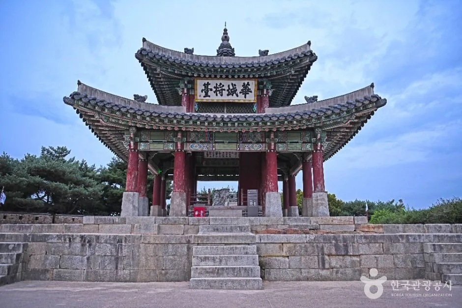 팔달산 정상에 위치한 수원화성 서장대의 모습