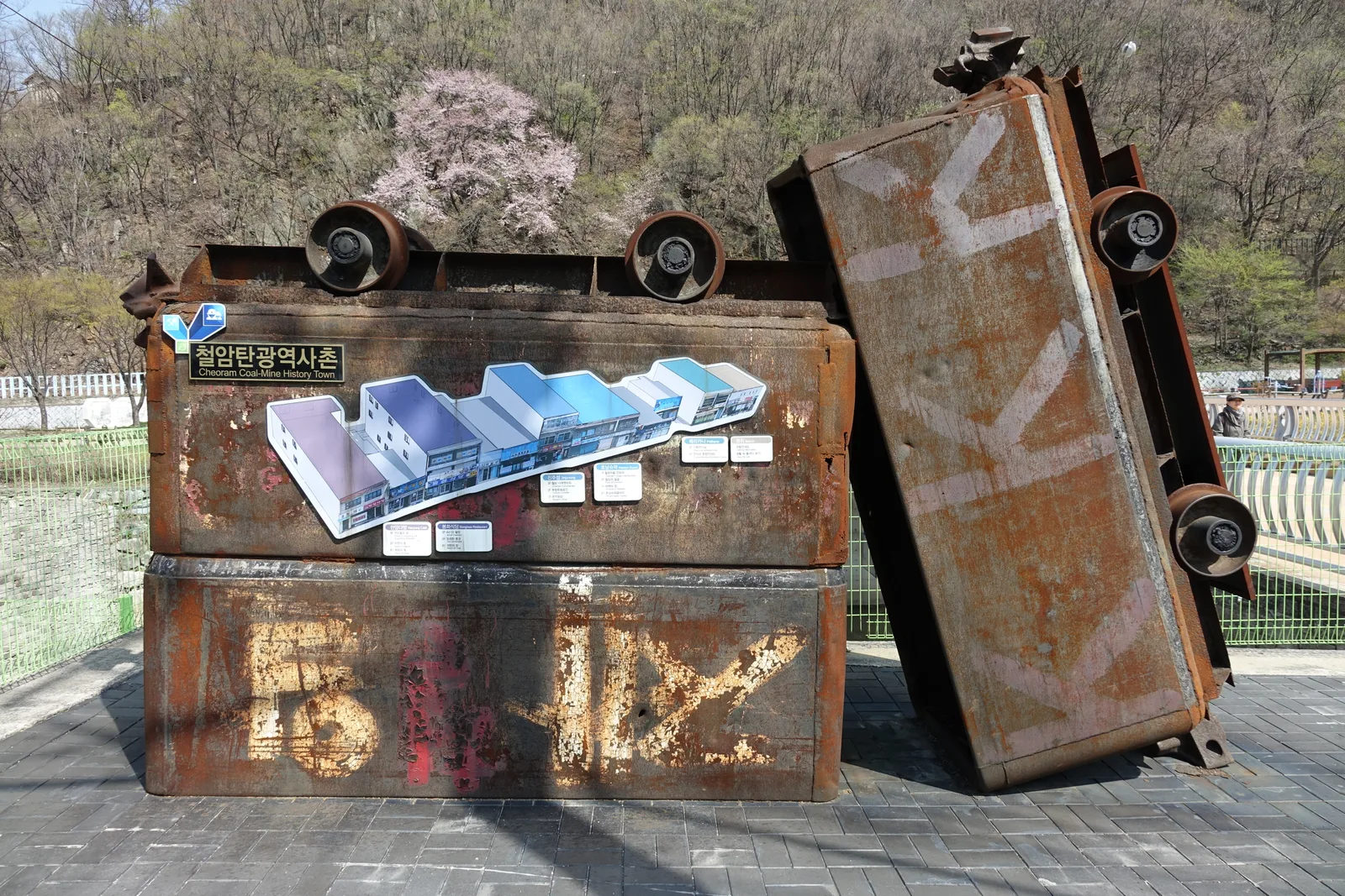 철암탄광역사촌 입구에 설치된 폐광차 조형물과 안내판